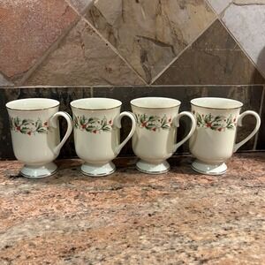 R.H. Macy & Co All The Trimmings Holly Mugs Set Of 4 6283 Christmas Gold Rim